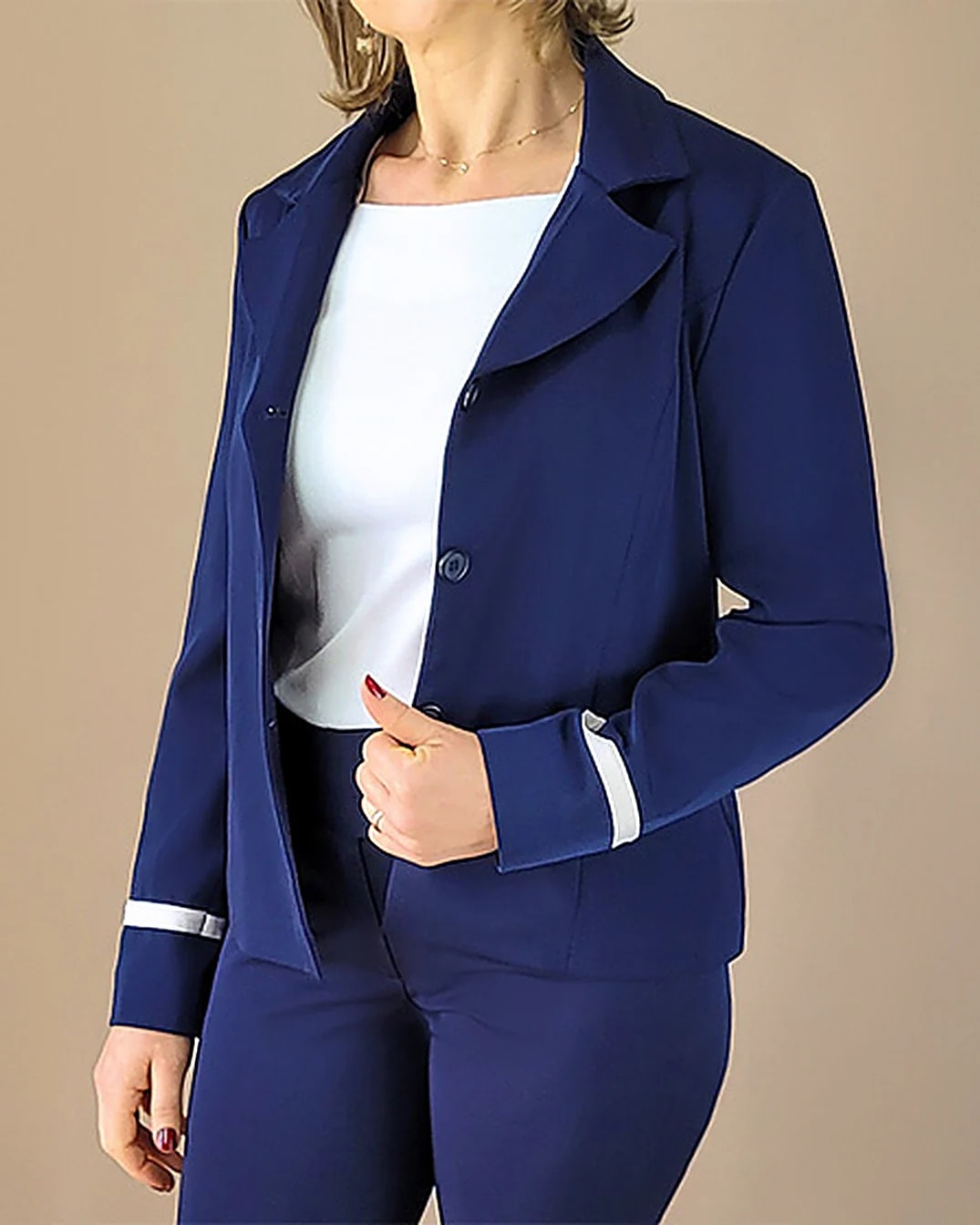 Blazer social feminino azul-marinho sob medida da Clássica Uniformes